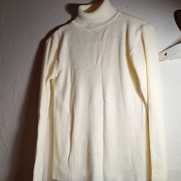Adult size small value line beige turtle neck - Picture 6 of 6